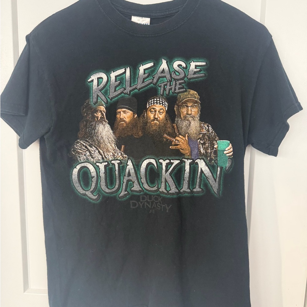 DUCK DYNASTY VINTAGE UNISEX GRAPHIC TEE- 100 percent cotton- Mens Small-Womans M